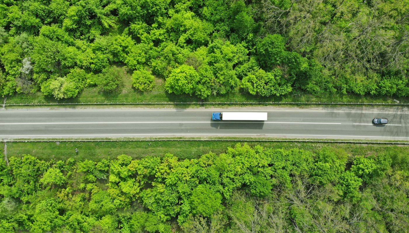KI & Grüne Logistik: Umweltfreundlicherer Versand durch KI-Transportlösungen